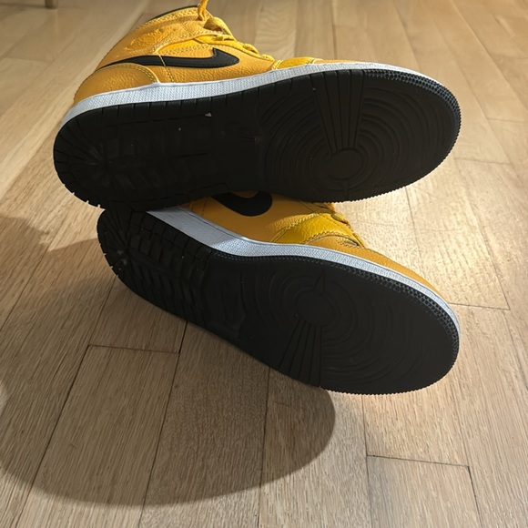 Jordan 1Mid - Picture 3 of 8